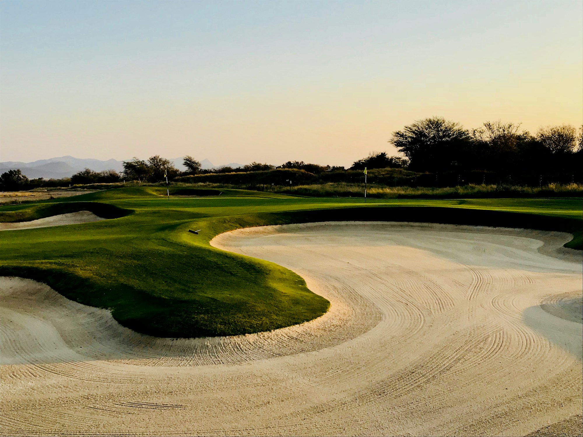 Golfplatz im Abendlicht