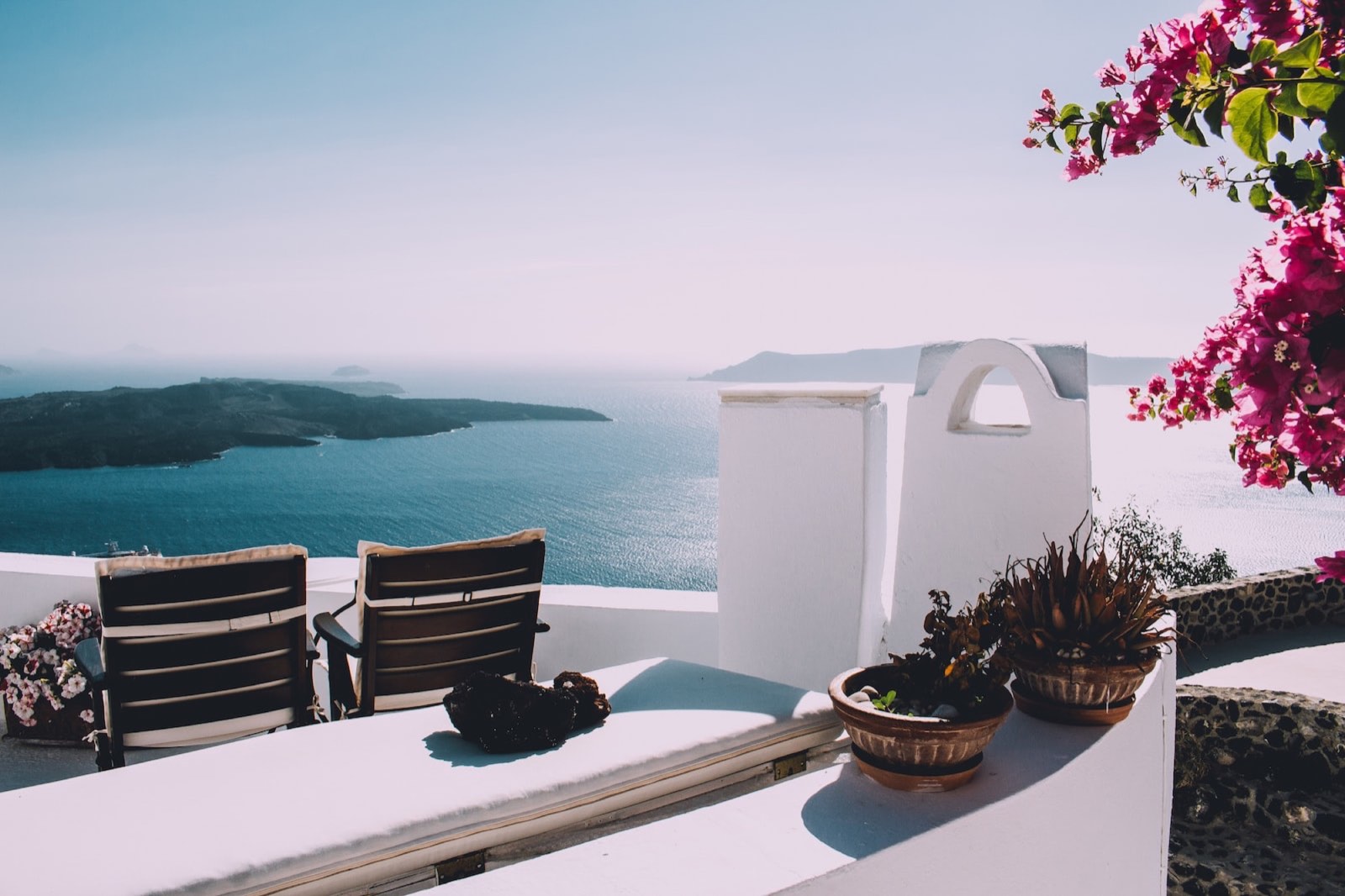 Terrasse mit Liegestühlen und Meerblick